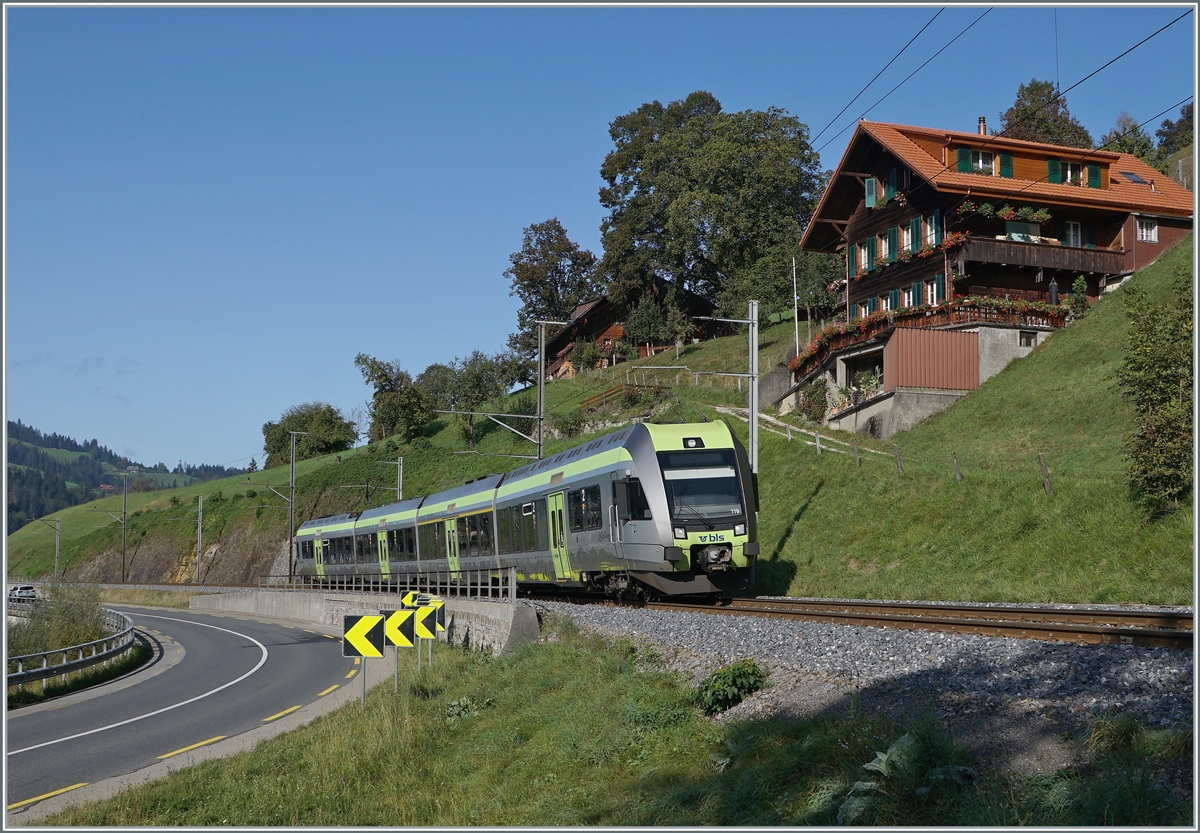 Kurz vor Trubsachen entstand dieses Bild, welches in etwa die Idee widergibt, was mir vorschwebt mit meinen Bauerhaus-Emmental Bildern. 
Der BLS RABe 535 119 ist als RE auf dem Weg von Bern nach Luzern. 

30. Sept. 2020