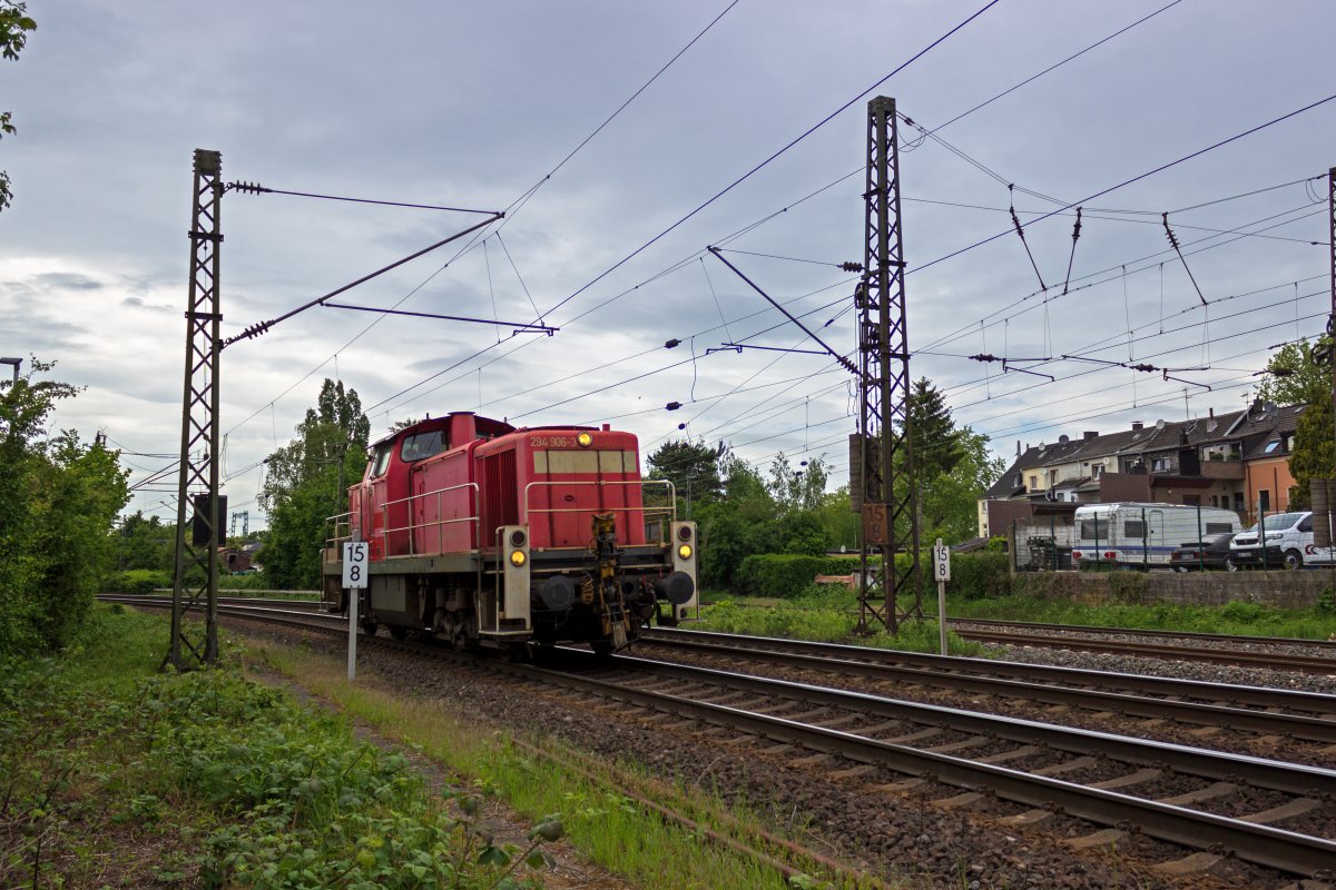 Kurz zuvor war 294 906 mit einem kurzen Gterzug in der Gegenrichtung unterwegs. Allzu weit hat die Lok diesen Zug nicht befrdert, bevor sie zum Gterbahnhof Oberhausen-Osterfeld zurckkehrte.