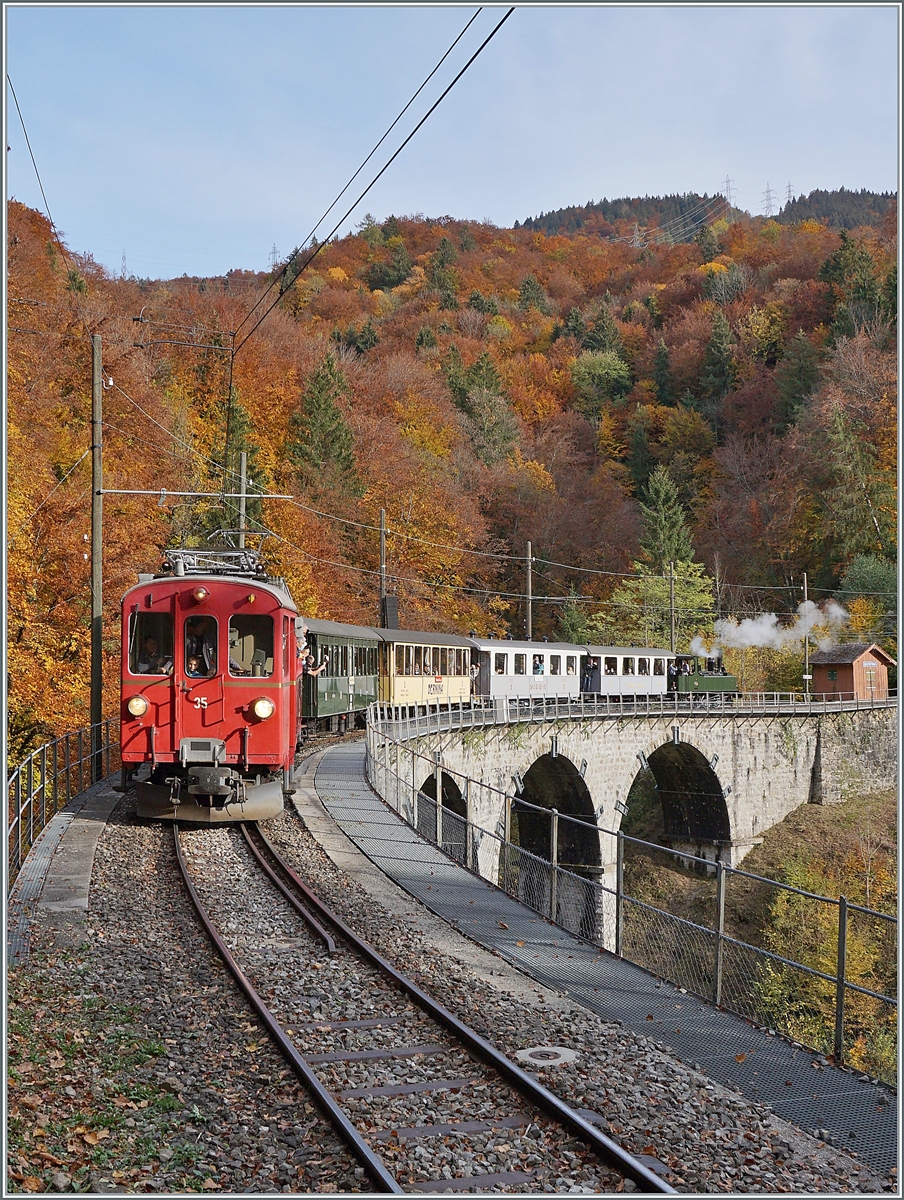 LA DER 2020 der Blonay-Chamby / Saisonende bei der Blonay Chamby Bahn: Der RhB ABe 4/4 I N° 35 überquerst mit dem RIVIERA BELLE EPOQUE EXPRESS von Chaulin nach Vevey bei Vers-chez-Robert den Baye de Clarens Viadukt. 

25. Okt. 2020