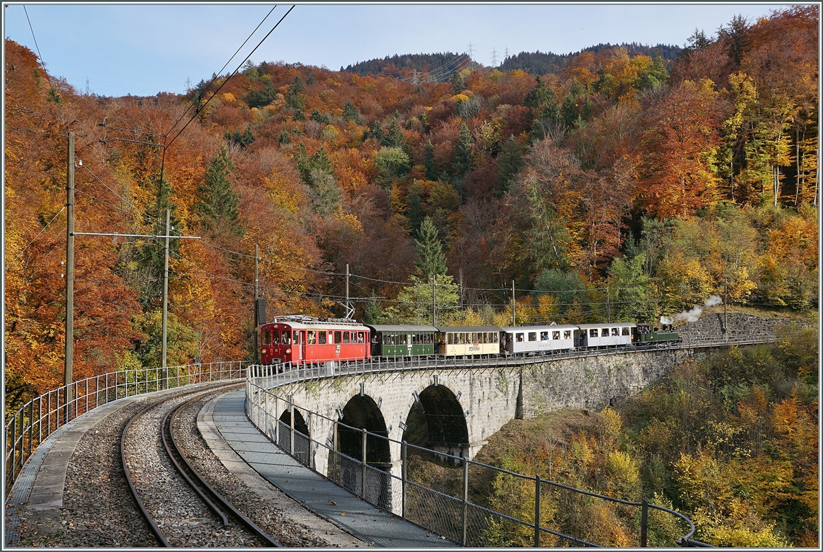 LA DER 2020 der Blonay-Chamby / Saisonende bei der Blonay Chamby Bahn: Der RhB ABe 4/4 I N° 35 überquerst mit dem RIVIERA BELLE EPOQUE EXPRESS von Chaulin nach Vevey bei Vers-chez-Robert den Baye de Clarens Viadukt. 

25. Okt. 2020