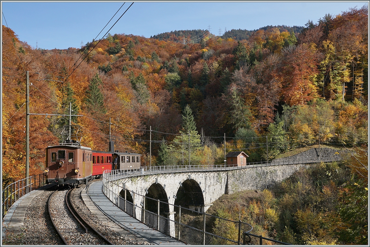  LA DER 2020 du Blonay-Chamby  / Saison Abschluss der Blonay-Chamby Bahn: Mit einem verstärkten Fahrplan und viel Dampf wird vor dem  Winterschlaf  nochmals viel Betrieb gemacht. 

Die BOB HGe 3/3 N° 29 ist mit dem NStCM C4 N° 7 und me BOB  Kaiserwagen C3 N° 6 auf dem Weg nach Blonay und konnte vor dem Herbstlichen Hintergrund auf dem Baye de Clarens Viadukt fotografiert werden. 

25. Okt. 2020