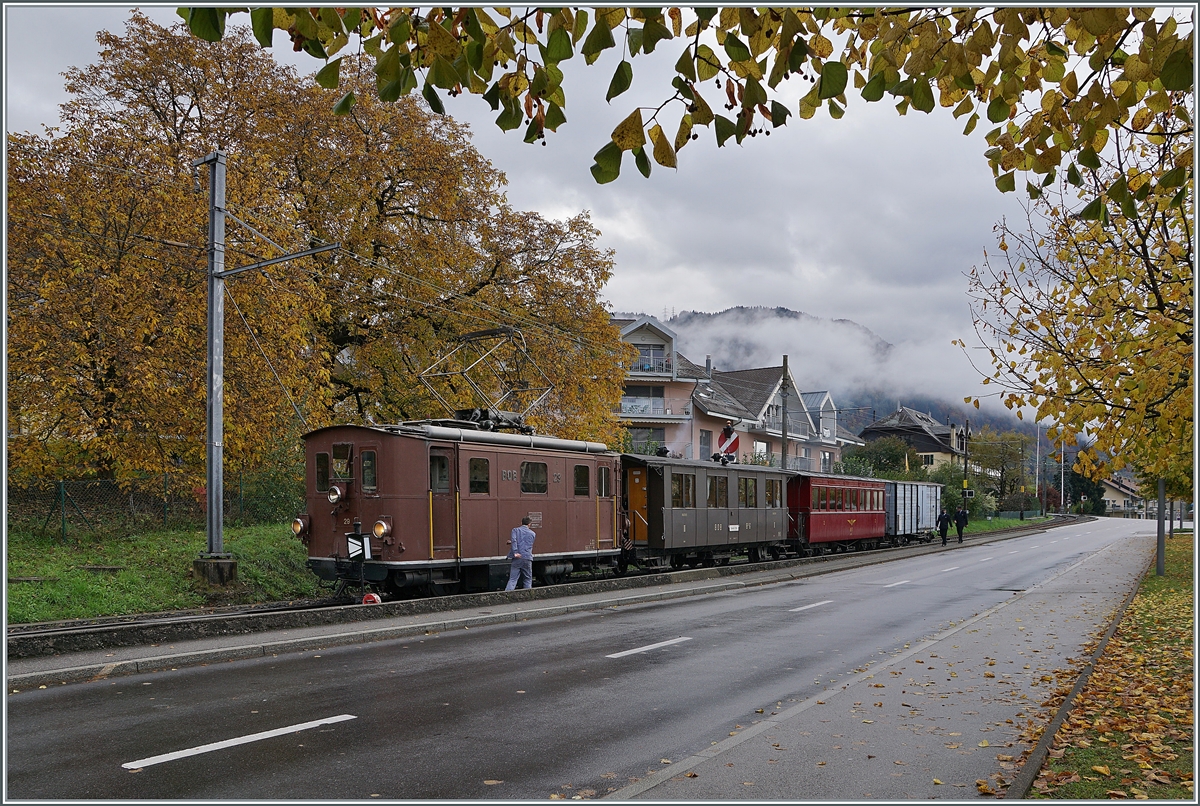  LA DER 2020 du Blonay-Chamby  / Saison Abschluss der Blonay-Chamby Bahn: Mit einem verstärkten Fahrplan und viel Dampf wird vor dem  Winterschlaf  nochmals viel Betrieb gemacht. Im Bild die BOB HGe  3/3 N° 29 die mit dem ersten (Leer)-Zug dieses Wochenendes in Blonay eingetroffen ist, und nun den Zug für die Planabfahrt ab Blonay rangiert. Um das Bild etwas herbstlich einzurahmen war die Weichenlaterne vor der Lokfront nicht zu umgehen.

24. Okt. 2020