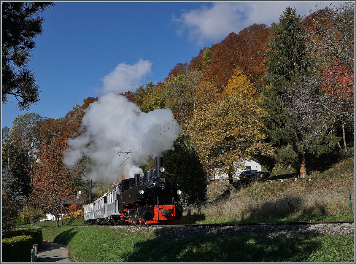  LA DER 2020 du Blonay-Chamby  / Saison Abschluss der Blonay-Chamby Bahn: Mit einem verstärkten Fahrplan und viel Dampf wird vor dem  Winterschlaf  (bzw. Arbeit im Dépôt Chaulin) nochmals viel Betrieb gemacht. Die G 2x 2/2 105 dampft kräftig die Steigung von Blonay zum Baye de Clarens Viadukt hoch und konnte hier kurz nach der Abfahrt fotografiert werden. 

24. Okt. 2020