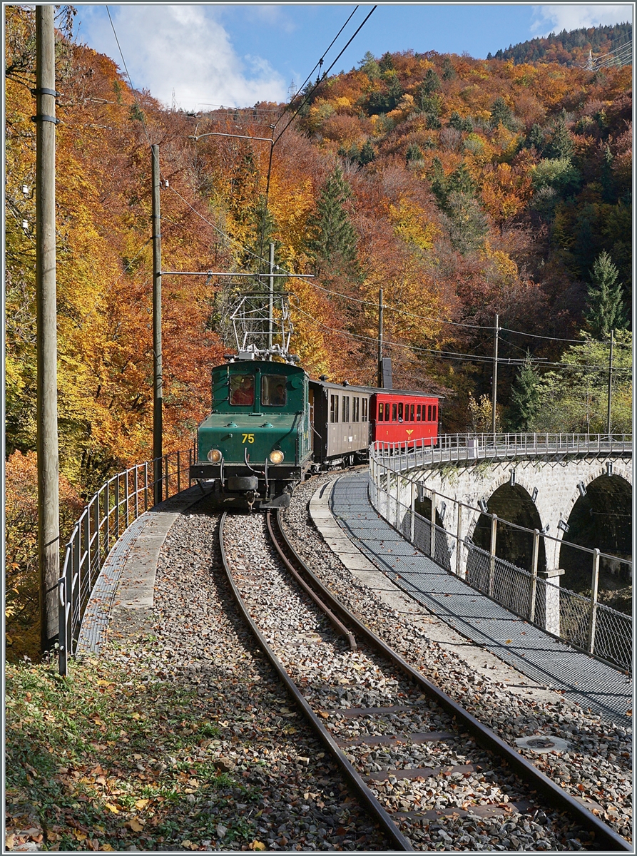  LA DER 2020 du Blonay-Chamby  / Saison Abschluss der Blonay-Chamby Bahn: Mit einem verstärkten Fahrplan und viel Dampf wird vor dem  Winterschlaf  nochmals viel Betrieb gemacht. Im Bild die + GF + Ge 4/4 75 (Baujahr 1913) mit einem Personenzug nach Blonay auf dem Baye de Clarens Viadukt.

24. Okt. 2020