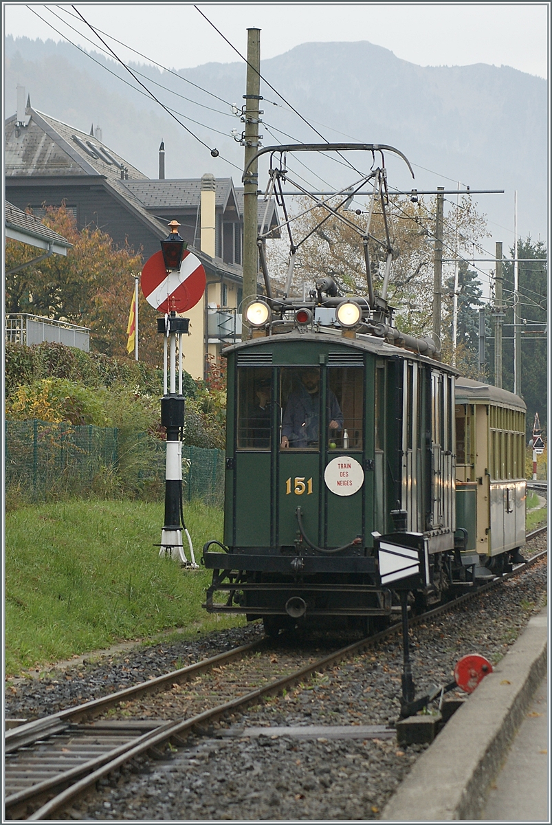 La DER 2021 du Blonay-Chamby - Der CGTE (Compagnie genevoise des tramways électriques) Fe 4/4 151 mit Beiwagen erreicht Blonay. 

30. Oktober 2021