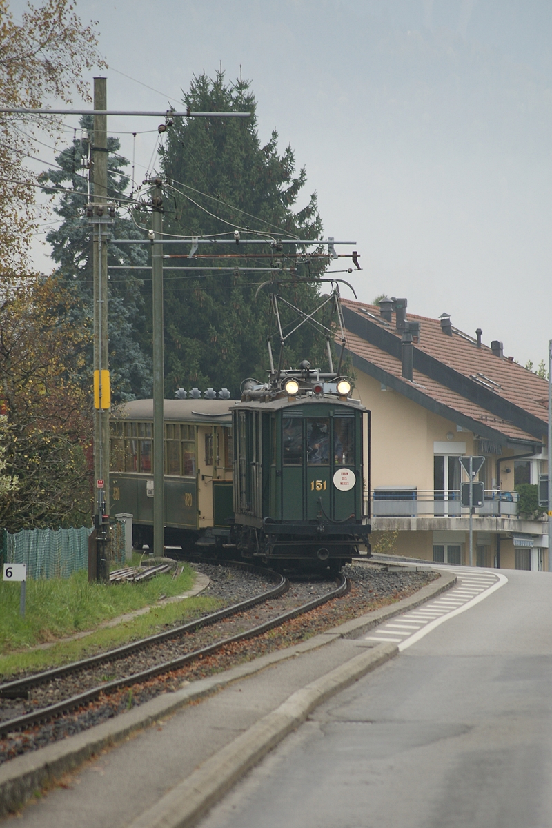 
La DER 2021 du Blonay-Chamby - Der CGTE (Compagnie genevoise des tramways électriques) Fe 4/4 151 mit Beiwagen erreicht Blonay. 

30. Oktober 2021