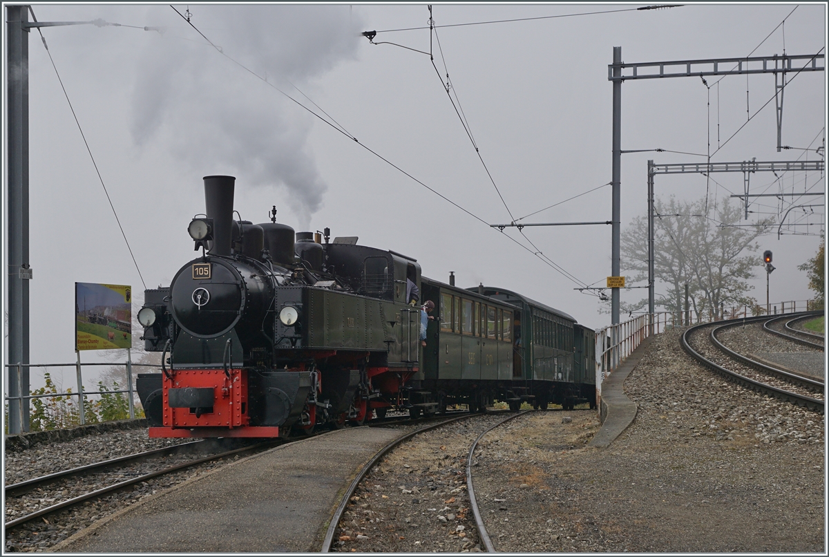 La DER 2021 (Saison Abschluss 2021): die G 2x 2/2 105 schiebt ihren Zug in Chamby nach Chaulin Musée. 

30. Okt. 2021 