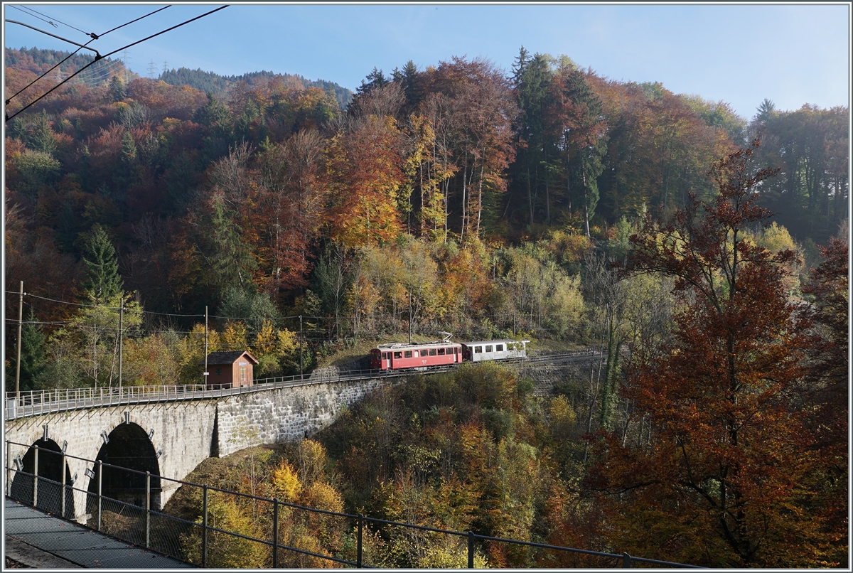 La DER 2021 (Saison Abschluss 2021) - Der Bernina Bahn RhB ABe 4/4 I 35 der Blonay-Chamby Bahn ist bei Vers-Chez-Robert auf der Fahrt nach Blonay. 

30. Okt. 2021