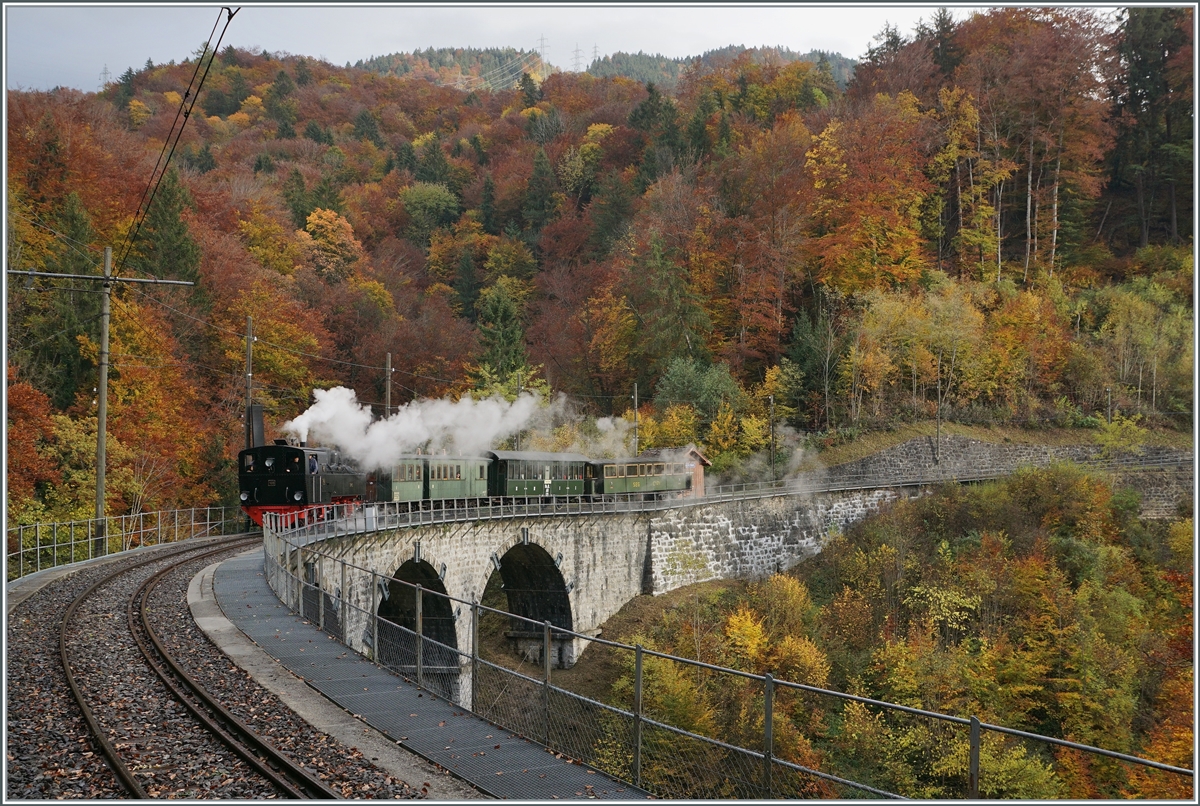 La DER 2021 (Saison Abschluss 2021) Vor dem Hintergrund eines prächtig gefärbten Herbstwaldes fährt die Blonay Chamby G 2x 2/2 105 über den Baye de Clarens Viadukt in Richtung Blonay. 

30. Okt. 2021