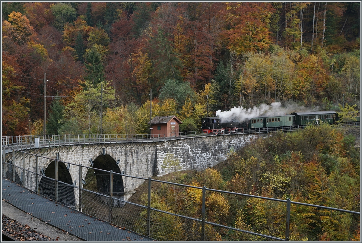 La DER 2021 (Saison Abschluss 2021) Vor dem Hintergrund eines prächtig gefärbten Herbstwaldes fährt die Blonay Chamby G 2x 2/2 105 über den Baye de Clarens Viadukt in Richtung Blonay. 

30. Okt. 2021