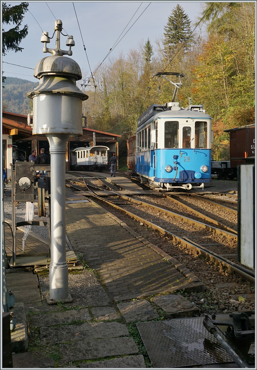 La DER de la Saison / Das Saison Ende der Blonay Chamby Bahn 2024 - Seit einigen Jahren zeigt die Blonay Chamby Bahn zum Saison Ende mit einem verdichteten Fahrplan noch einmal ihre herrlichen Fahrzeuge im Einsatz.
Dazu gehört auch der TL Ce 2/3 N° obwohl ich eher  richtige  Züge bevorzuge.

27. Okt. 2024