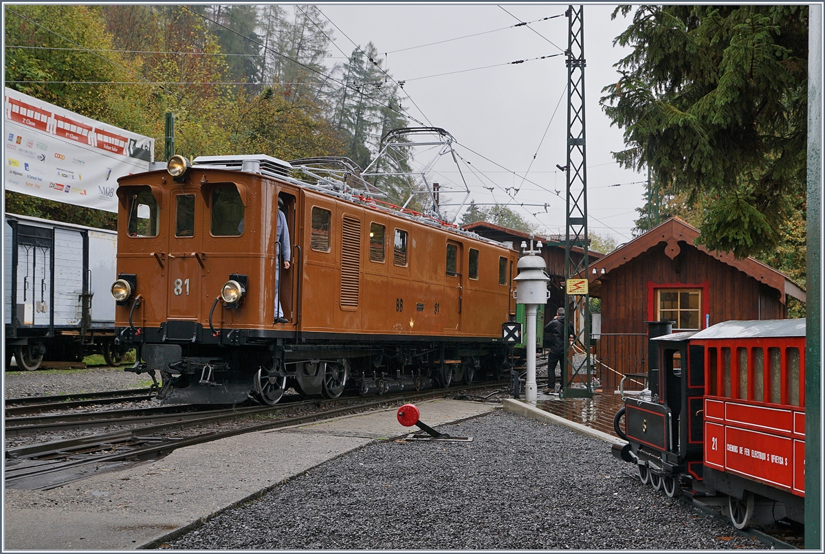 La Dernière du Blonay - Chamby - das 50. Jahre Jubiläum beschliesst die Blonay Chamby Bahn mit einer Abschlussvorstellung. Im Bild drei unterschiedliche  Züge : links der   Sponsorenzug  mit Wagen der ersten,zweiten und dritten Klasse, in der Bildmitte die Bernina Bahn Ge 4/4 81 und rechts im Bild ein  Deko-Zug  der einige Zeit auf einem Kreisel in Blonay stand und nun bei der Blonay Chamby Bahn eine Bleibe gefunden hat.
Chaulin, den 27. Okt. 2018