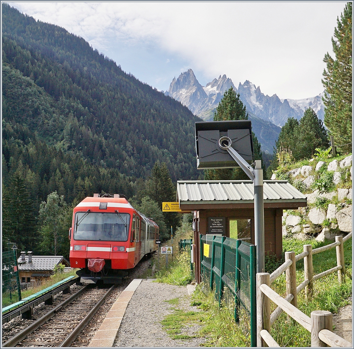 La Joux, eine kleine Haltestelle mit Bedarfshalt, welcher beim TER 18910 von Vallorcine nach Saint Gervais les Bains le Fayet nicht in Anspruch genommen wird. Im Hintergrund die felsigen Vorposten des Mont-Blanc Massiv.

25. August 2020