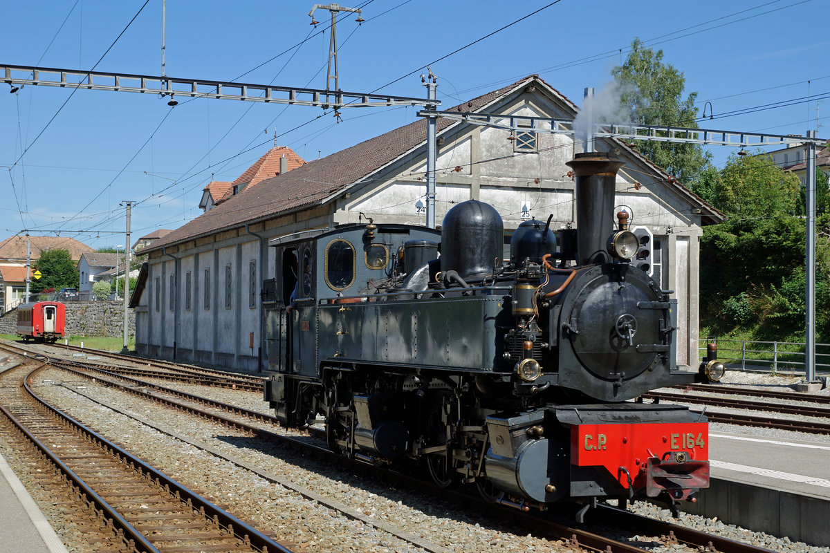 La Traction/CJ: C.P. E 164 auf einer Rangierfahrt am 3. August 2016 in Saignelgier am 3. August 2016.
Foto: Walter Ruetsch
 