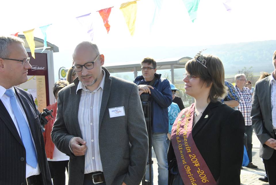 Landrat G�tz Ulrich und die Lauchaer Weinprinzessin im Gespr�ch mit dem Vorsitzenden der IG Unstrutbahn e.V., Thomas M�ller; 05.10.2014 (Foto: Dieter Weber)