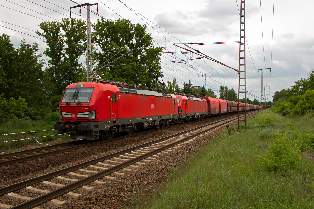 Lange Zeit fuhren diese Ganzzüge, die meines Wissens dem Transport polnischer Kohle dienen, mit einer Doppeltraktion 185 an der Spitze. Neuerdings setzt DB Cargo die neu erworbenen Vectron-Maschinen der Baureihe 193 ein. 193 325 und 331 befördern am 28.05.19 einen dieser Züge auf dem Berliner Güterring in Richtung Norden.