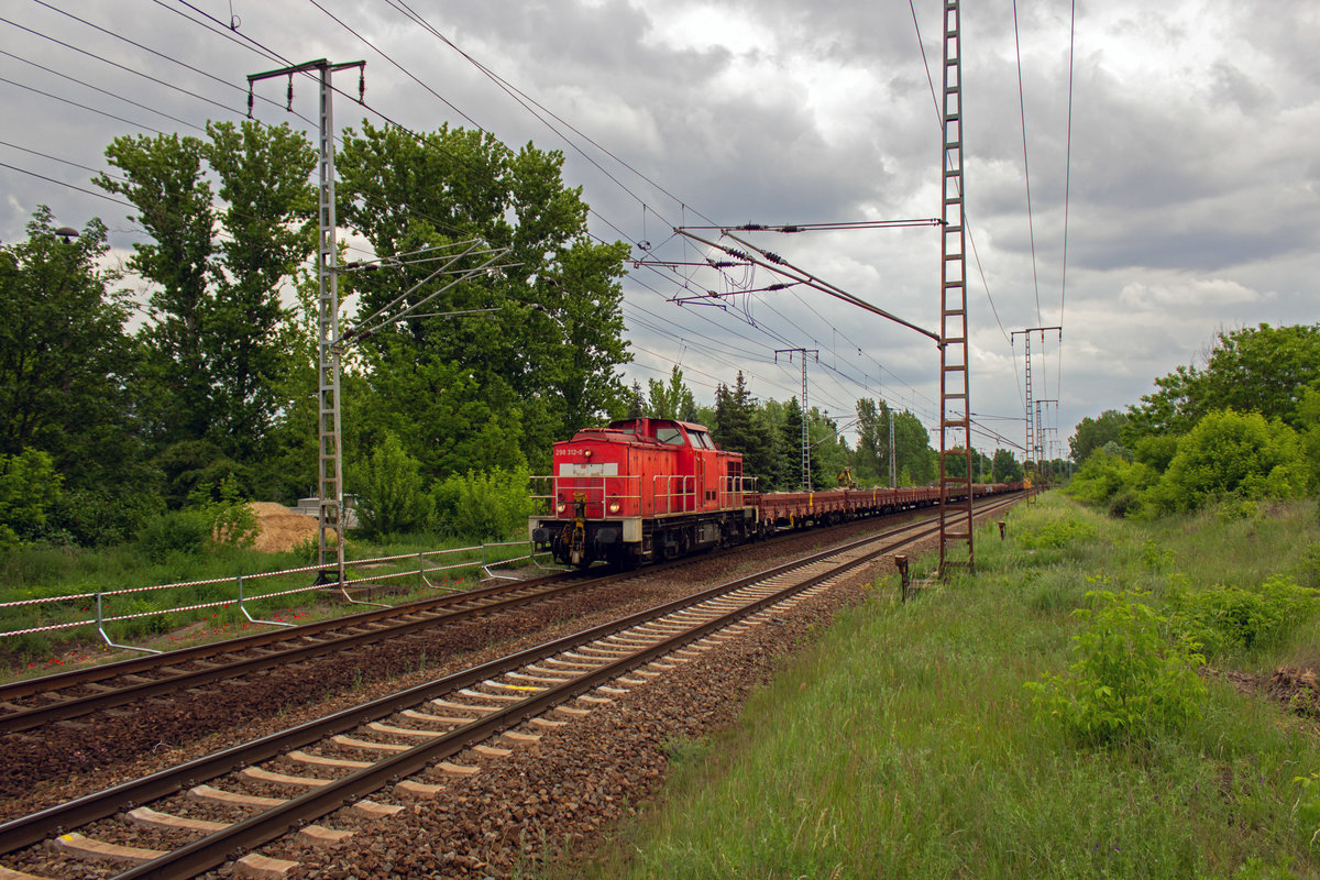 Lange Zeit war mir keine Lok der Baureihe 298 mehr begegnet, am 28.05.19 dafr gleich mehrere: Die erste Vertreterin dieser Bauart, 298 312 bringt Schotter und Schienen in Richtung Norden.