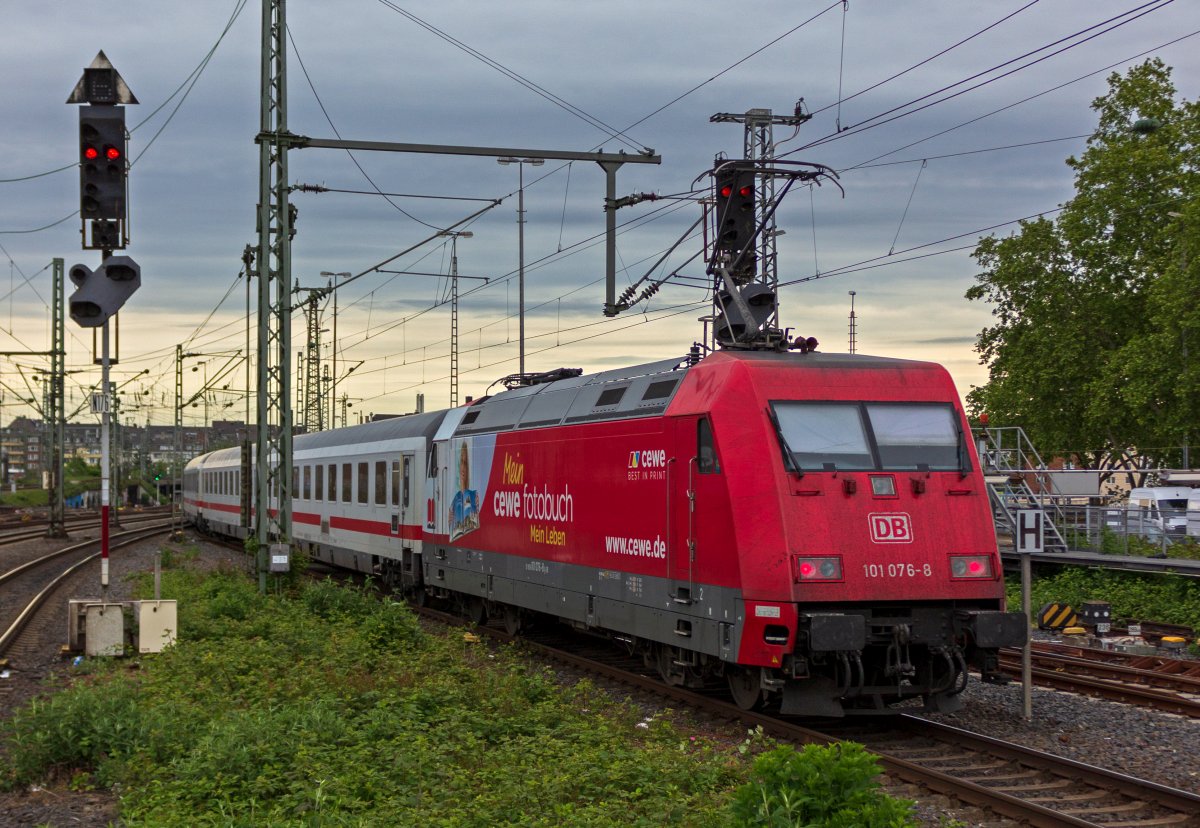 Lange Zeit waren die Fotobcher der Firma CEWE ein auf zahlreichen 101 beworbenes Produkt. Wenn die Lok  richtig herum  in den Zug eingereiht ist, bildet sich dabei ein farblich passender bergang der weien Front der Lok zum Wagenpark, so wie hier an 101 076 in Dsseldorf.