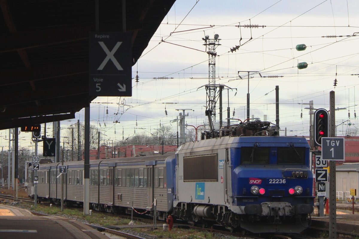 Langsam geht auch in Frankreich das zeitlater der Nez-Cassées langsam zum Ende und STrasbourg wir deine der letzte Hochbürge für dieses Typ sein. Wo die 15000 und 7200 innerhalb zwei Jahre verschwunden sollen sein, harren die Zweisystemloks der Reihe 22200 sich noch etwa länger aus. SNCF 22236 verlasst am Abend von 13 Februar 2024 Strasbourg mit ein RB nach Selestat. Noch wirden die meiste RB Selestat--Strasbourg--Saverne mit die 22200er gefahren, aber auch dort droht schon die Ersatz von bimodale Triebzüge.