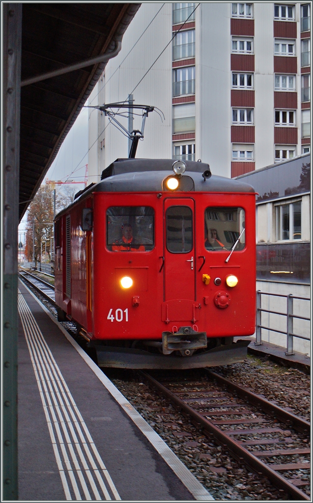  Last Mile  - das Neuste vom Neuen und doch ein alter Hut, wie die RhB Gem 4/4 und die englische Class 73  beweisen. Doch auch die CJ hat eine  Last Mile  Lok: die Gem 4/4, 401, die hier zum Fotografieren recht ungeschickt im Bahnhof von La Chaux de Fonds steht.
17. Nov. 2014