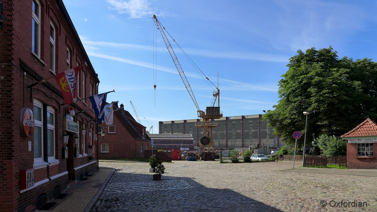 Lauenburg/Elbe, Durchblick auf die Hitzler Werft.