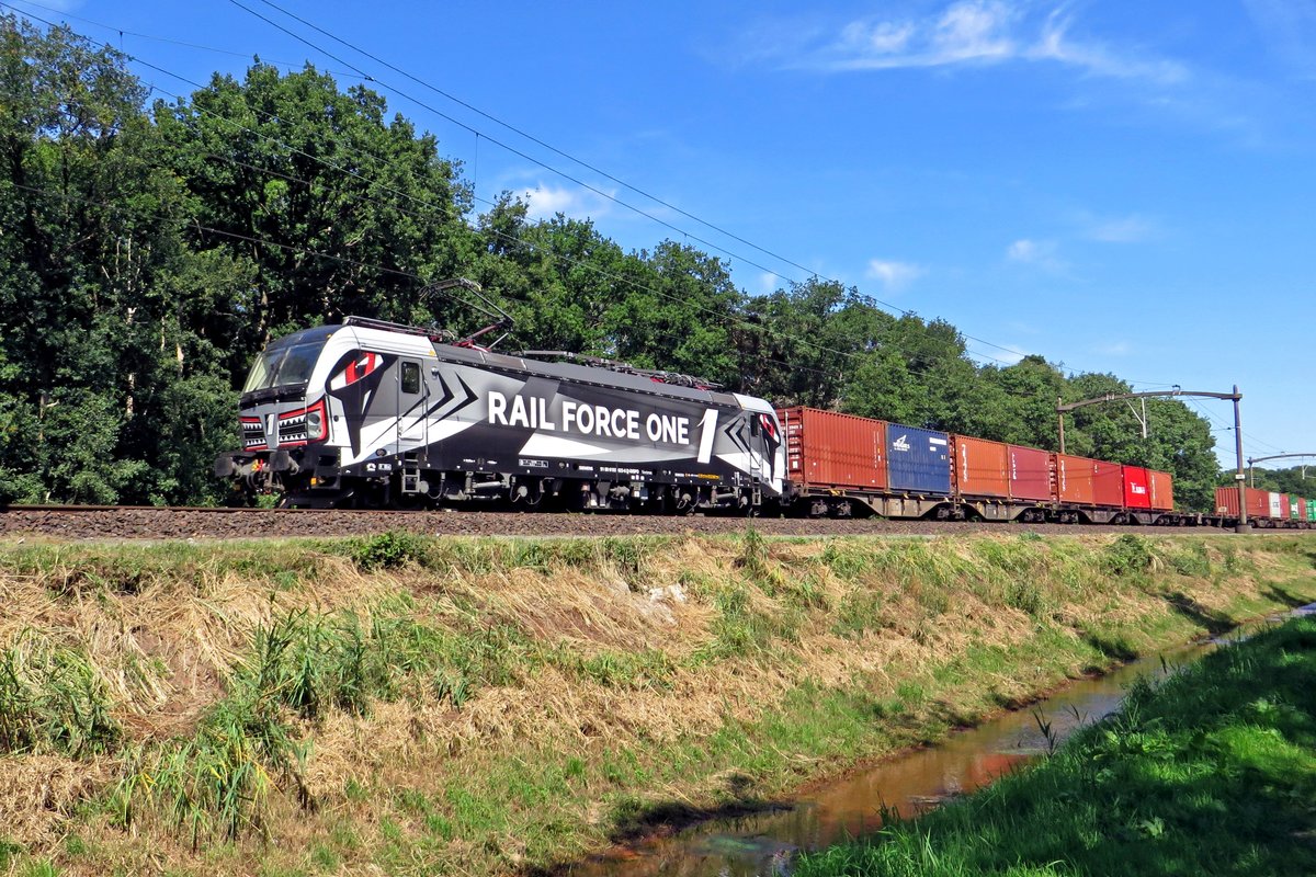 Laut Rammstein kann ein Haifisch weinen, sieht Mann aber wegen das Seewasser deren Tränen nicht. Kein Seewasser, auch keine Tränen, aber doch ein Haifisch: RFO 193 623 durchfahrt mit ein Containerzug am 24 Juni 2020 Tilburg Oude Warande.