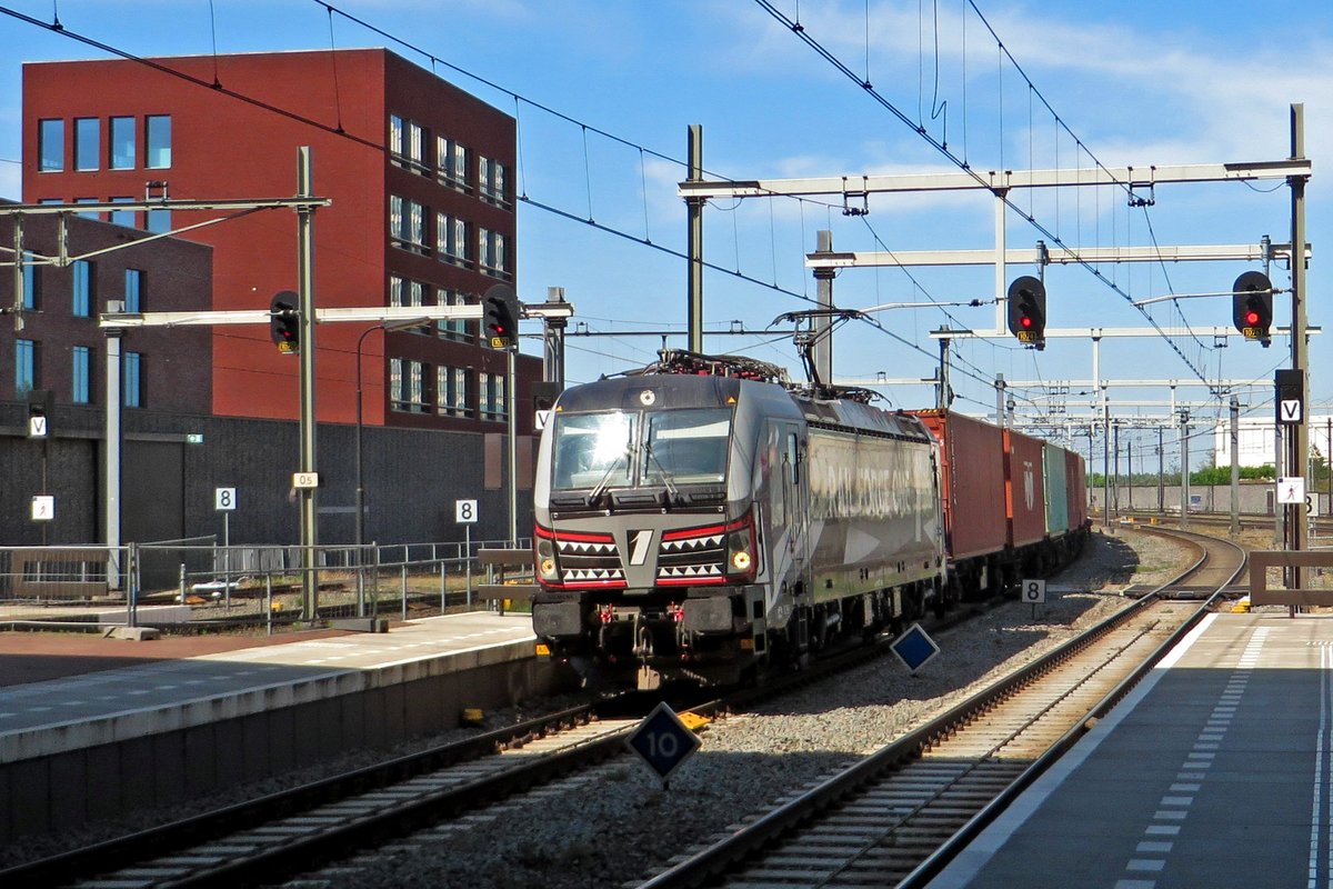 Laut Rammstein kann ein Haifisch weinen, sieht Mann aber wegen das Seewasser deren Tränen nicht. Kein Seewasser, auch keine Tränen, aber doch ein Haifisch: RFO 193 623 durchfahrt mit ein Containerzug am 24 Juni 2020 Breda.