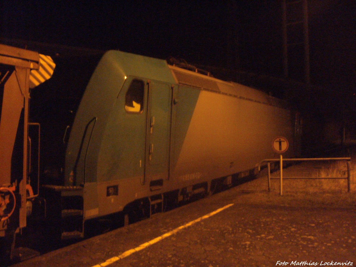 Lcon 185 616 standte Abgebgelt und Verlassen mit einem Gterzug im Bahnhof Stralsund Rgendamm am 7.1.14