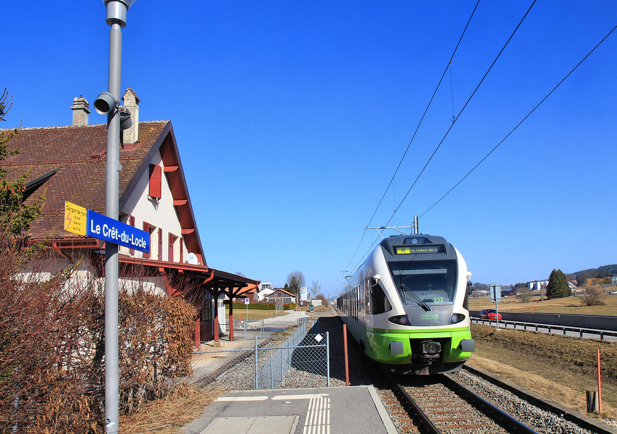 Le Crêt-du-Locle: Auf dem Hochplateau zwischen La Chaux-de-Fonds und Le Locle haben sich sehr vornehme Luxusproduke-Firmen angesiedelt, die von diesem Statiönchen aus bedient werden. Gerade verlässt ein Flirt der TransN (Transports Régionaux Neuchâtelois) Nr. 527 332 den Ort Richtung La Chaux-de-Fonds. 25.Februar 2021  