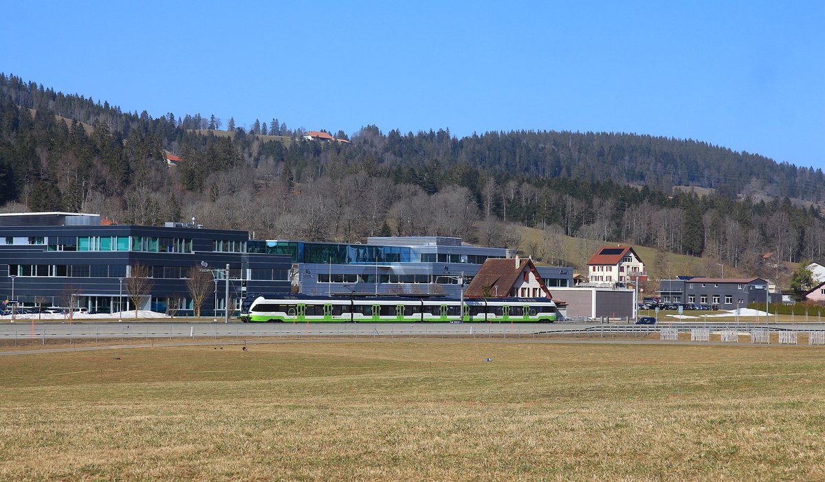 Le Crêt-du-Locle: Der SBB-TransN-Zug 523 075 vor der kleinen Station, die wie aus einer anderen Welt zu stammen scheint. 25.Februar 2021 