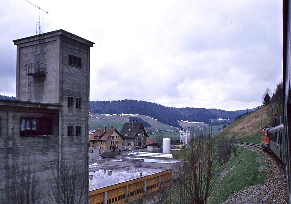 Le Locle - Le Locle Col-des Roches: Fahrt auf dieser heute nicht mehr planmässig von den SBB befahrenen Strecke zum Talboden Le Locle-Col-des-Roches hinunter. Lok Re 4/4 II 11249. 20.April 1995 