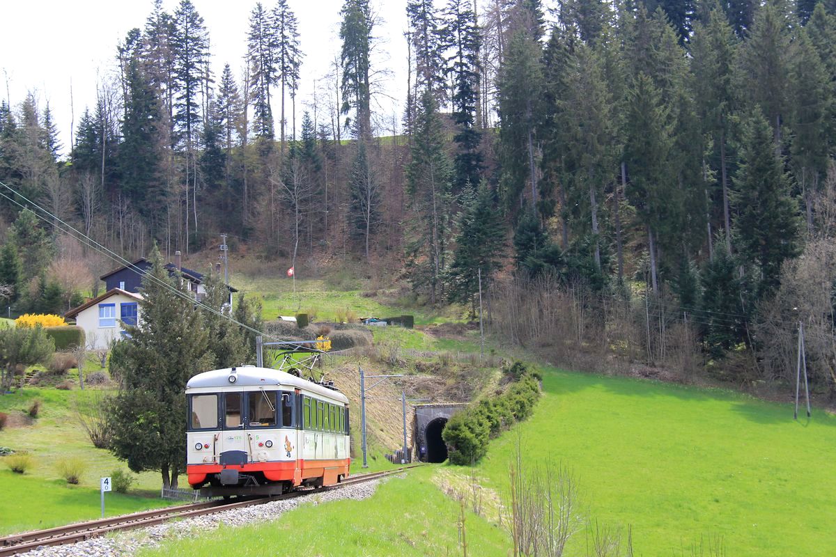 Le Locle - Les Brenets : Triebwagen 5 bei der Ausfahrt aus Les Brenets, 21.April 2016. 