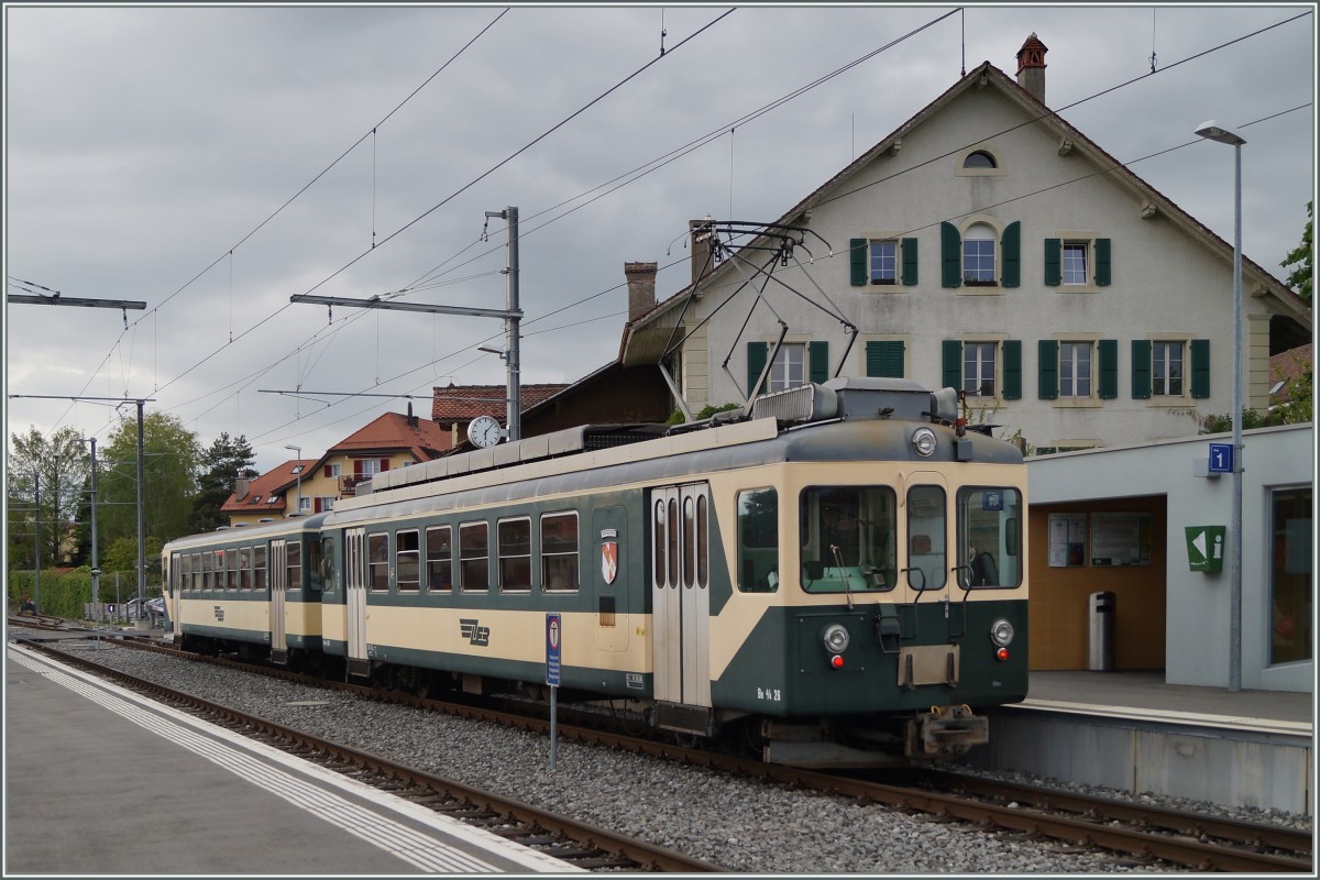LEB Schnellzug 51 mit Bt 151 und Be 4/4 26 beim kurzen Halt in Romanel s/Ls.
25. April 2014