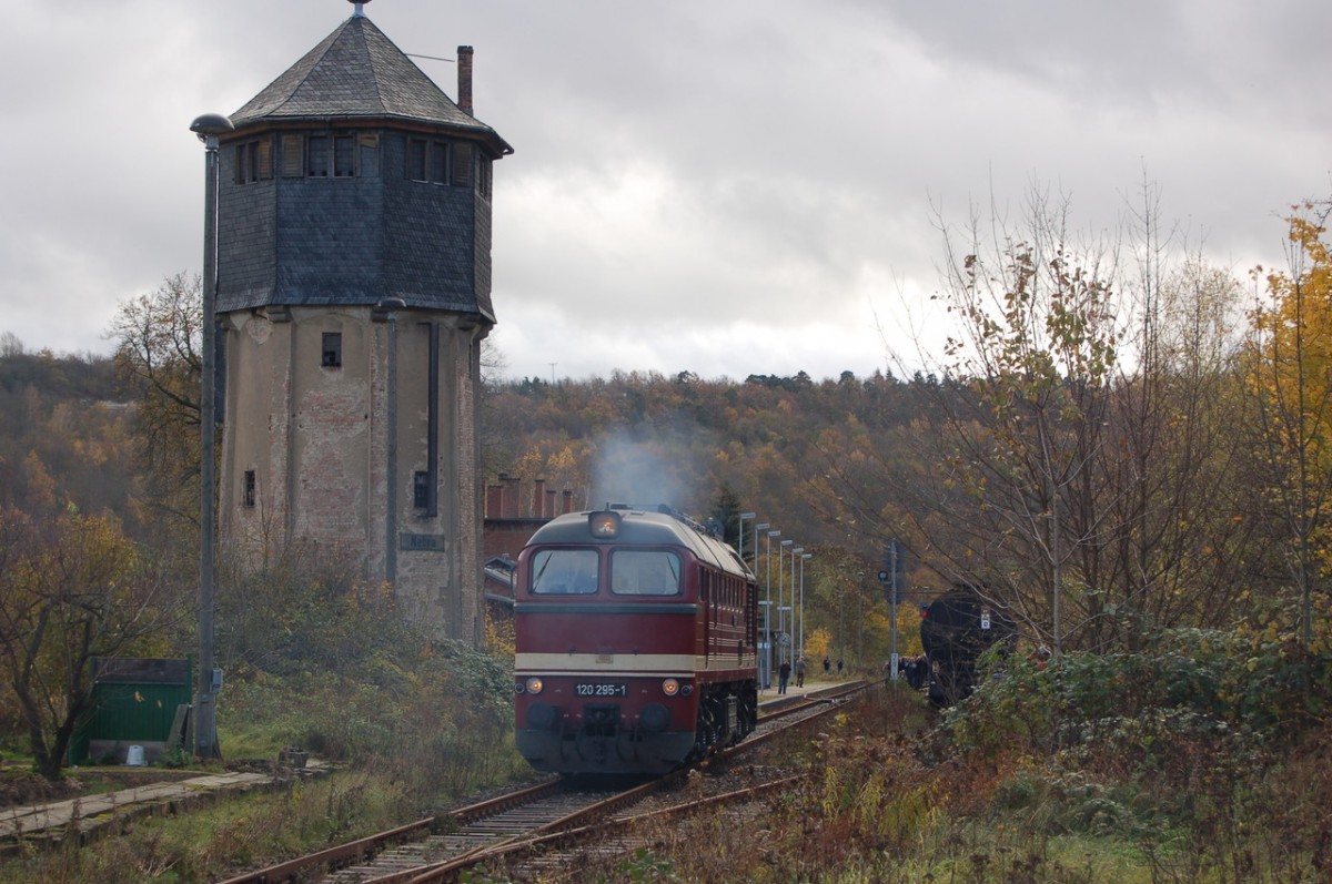 LEG 120 295-1 brachte am 12.11.2006 einen Fotog�terzug aus Sta�furt nach Nebra. Hier setzt die Lok im Bf Nebra f�r die R�ckfahrt nach Sta�furt um. (Foto: dampflok015)