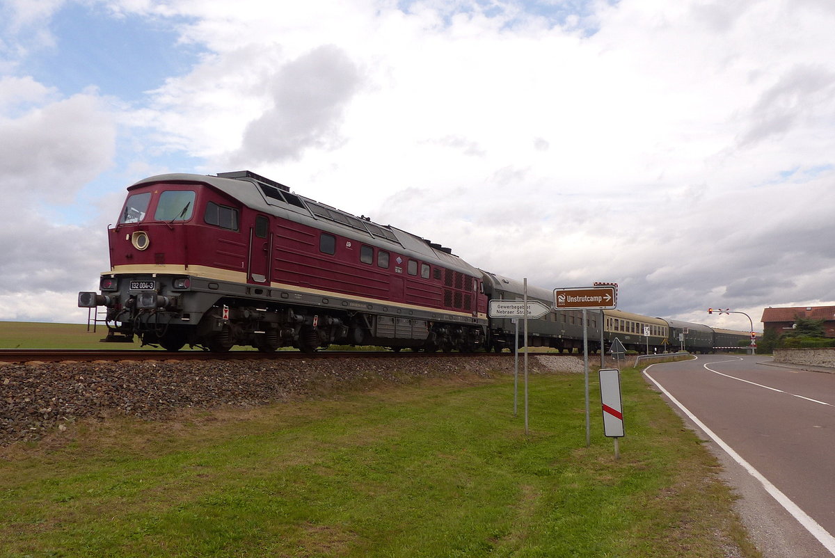 LEG 132 004-3 als Schlusslok am DLr 52328 von Freyburg zur Abstellung nach Karsdorf, am 09.09.2017 an der alten Zuckerfabrik in Laucha.