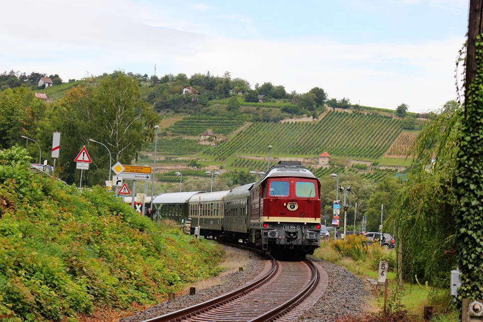 LEG 132 004-3 als Schlusslok am DPE 52328 aus Chemnitz Hbf, am 09.09.2017 in Freyburg. (Foto: Thomas Schlesinger)