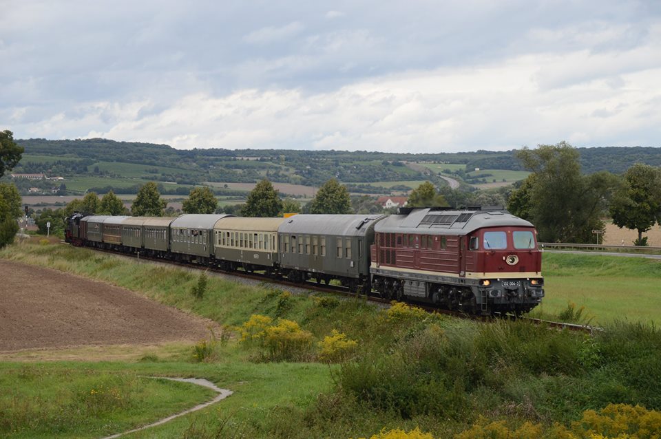 LEG 132 004-3 mit dem DPE 52335 von Freyburg nach Chemnitz Hbf, am 09.09.2017 bei Kleinjena. (Foto: Daniel Halt)