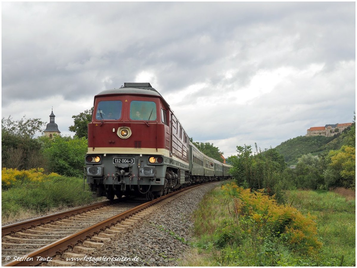 LEG 132 004-3 mit dem DPE 52335 von Freyburg (U) nach Chemnitz Hbf, am 09.09.2017 in Ni�mitz. (Foto: Steffen Tautz)