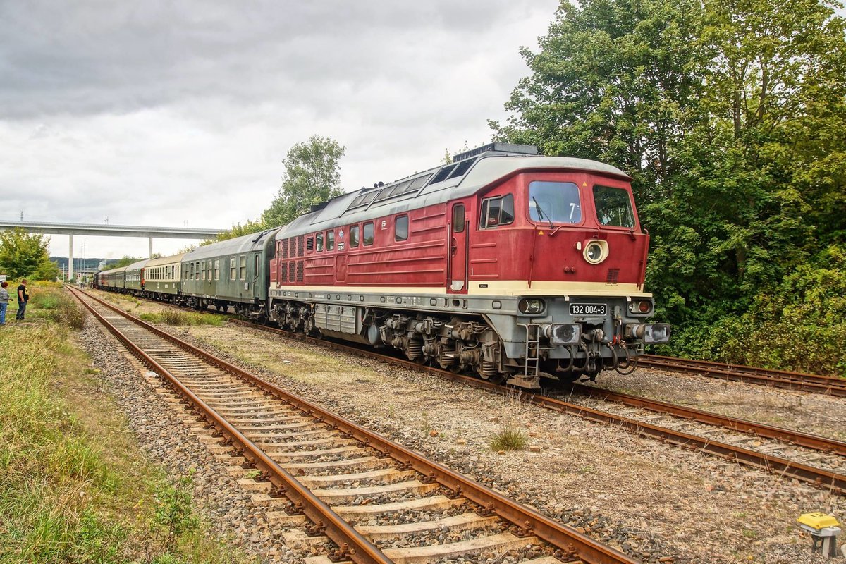 LEG 132 004-3 mit dem DLr 52335 nach Freyburg, am 09.09.2017 in Karsdorf Bbf. (Foto: Helmut Reinelt)