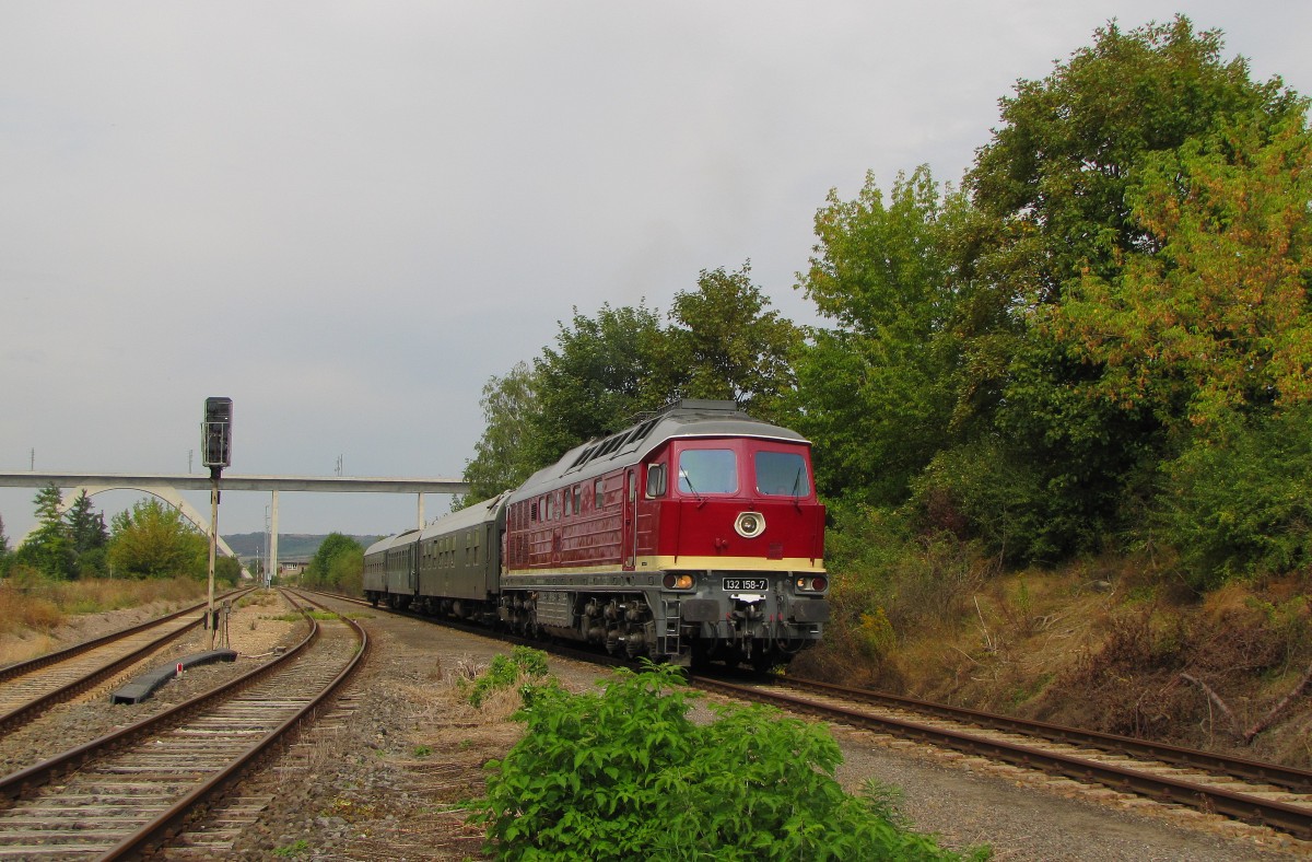 LEG 132 158-7 als Winzerfestsonderzug DPE 75911 nach Profen, am 08.09.2013 in Karsdorf.