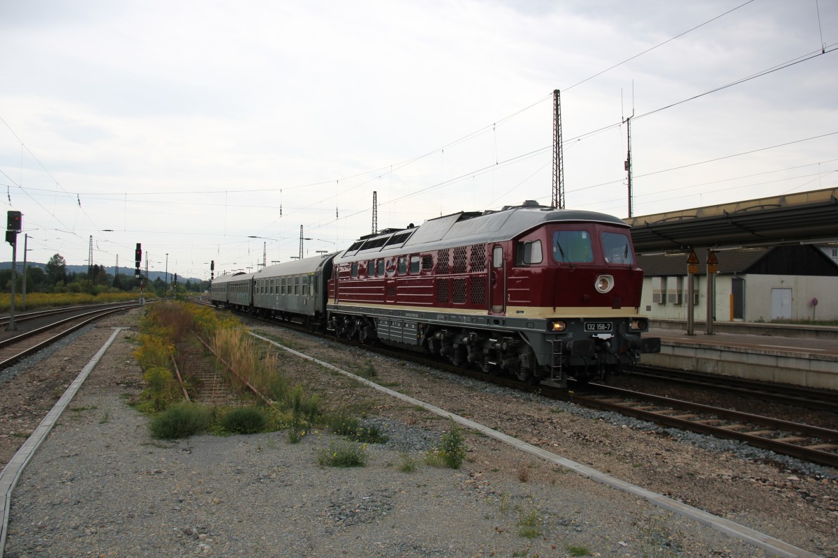 LEG 132 158-7 mit dem DPE 75910 von Profen nach Karsdorf, am 08.09.2013 in Naumburg Hbf. Der Sonderzug brachte Besucher zum 80. Winzerfest nach Freyburg. (Foto: Wolfgang Krolop)