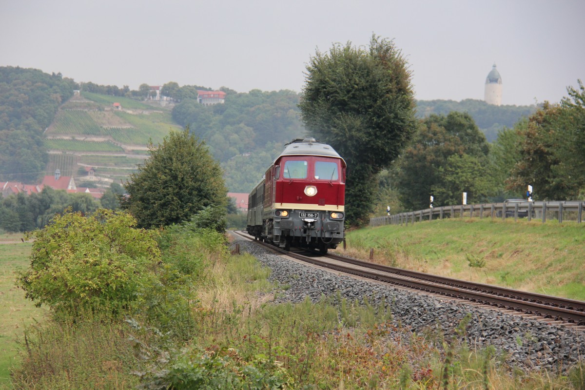 LEG 132 158-7 mit dem DPE 75910 von Profen nach Karsdorf, am 08.09.2013 zwischen Freyburg und Balgst�dt. Der Sonderzug brachte Besucher zum 80. Winzerfest nach Freyburg und f�hrt hier zur Abstellung nach Karsdorf. (Foto: Wolfgang Krolop)