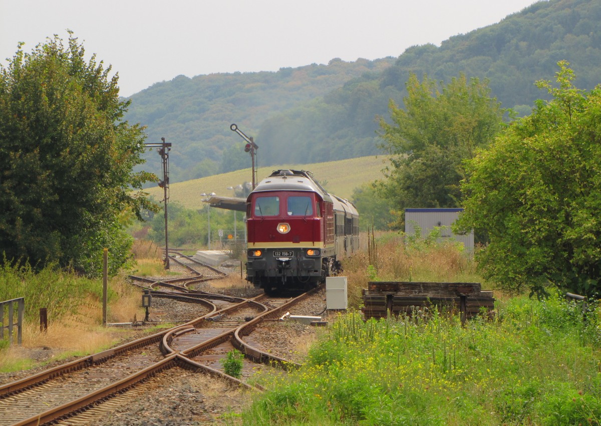 LEG 132 158-7 mit dem DPE 75910 von Profen nach Karsdorf, am 08.09.2013 bei der Ausfahrt in Laucha.