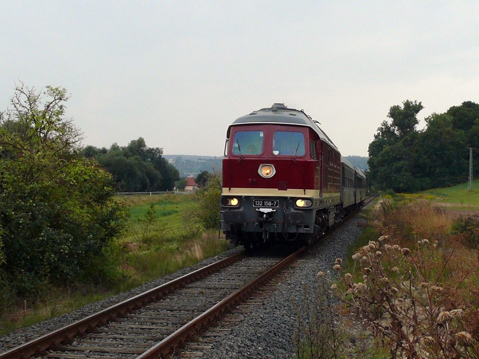 LEG 132 158-7 mit dem Winzerfestsonderzug DPE 75910 aus Leipzig und Profen, am 08.09.2013 bei Kleinjena. (Foto: Wolfgang Gerstner)