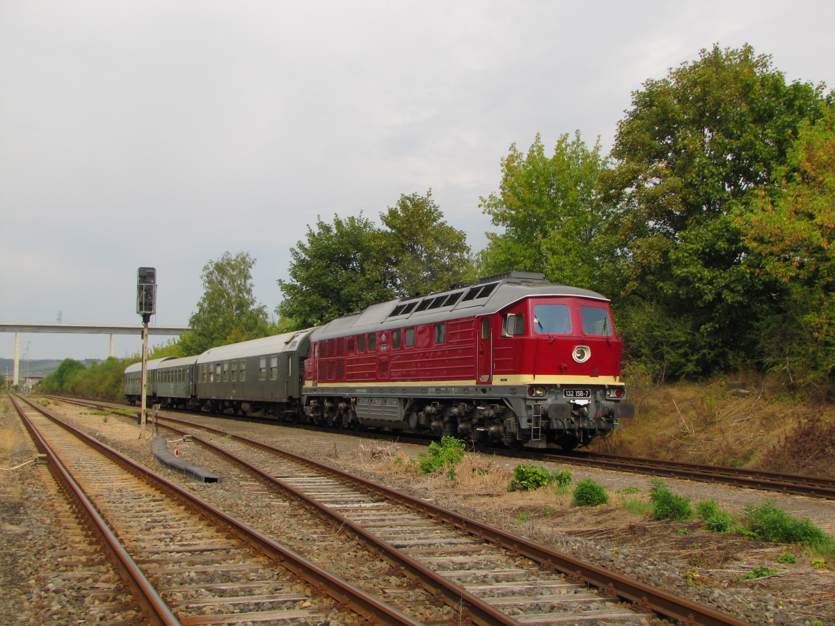 LEG 132 158-7 wartet mit dem Winzerfestsonderzug DPE 75911 nach Profen, am 08.09.2013 im ehemaligen Bahnhof Karsdorf auf die abendliche R�ckfahrt.
