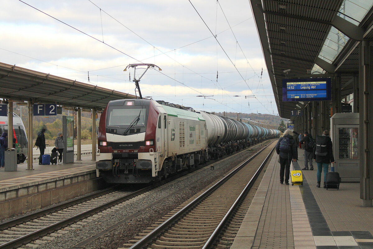 LEG 2159 228-6 mit Kesselwagen Richtung Bad Kösen, am 12.11.2023 in Naumburg (S) Hbf.