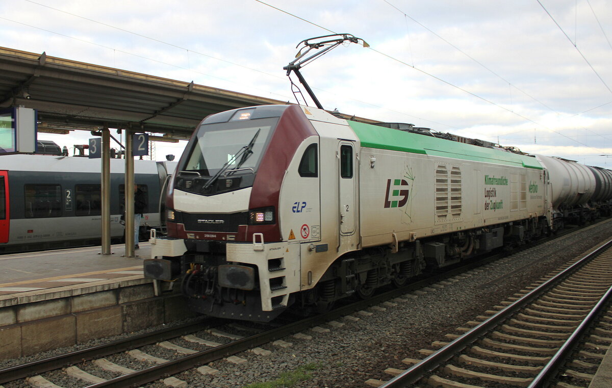 LEG 2159 228-6 mit Kesselwagen Richtung Bad K�sen, am 12.11.2023 in Naumburg (S) Hbf.