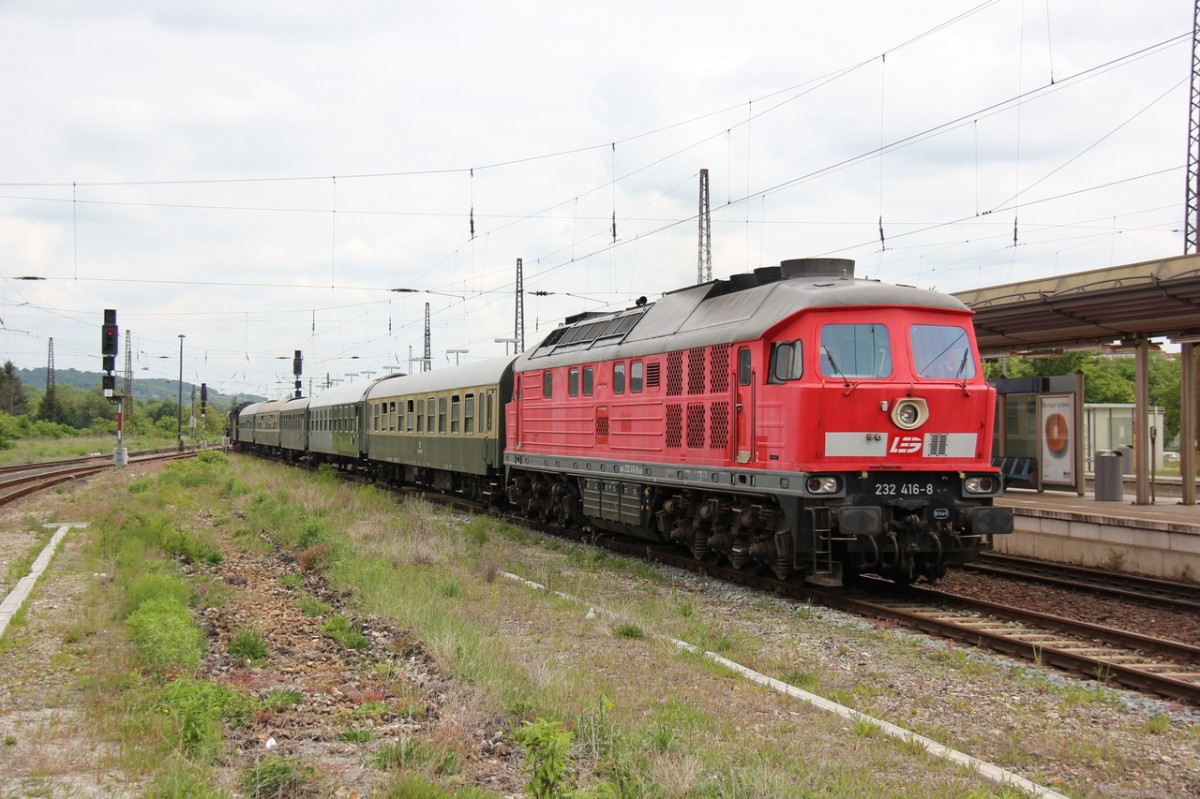 LEG 232 416-8 und die WFL 03 2155-4 am Zugschluss mit dem DPE 61440 von Leipzig-Plagwitz nach Freyburg, am 24.05.2015 bei der Einfahrt in Naumburg Hbf. Der Sonderzug verkehrte anlässlich der  Saale-Weinmeile . (Foto: Wolfgang Krolop)
