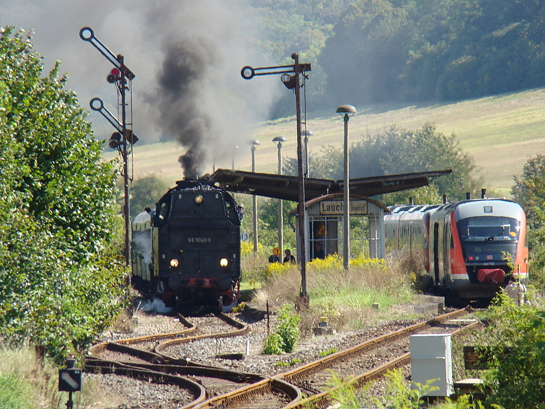 LEG 65 1049-9 mit dem DLr 36563 von Freyburg nach Karsdorf, am 11.09.2010 bei der Ausfahrt in Laucha. (Foto: G�nther G�bel)