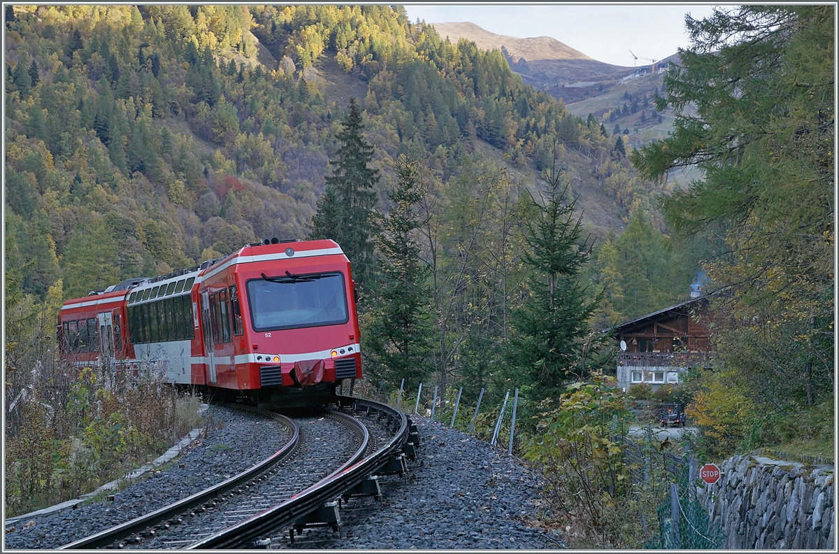 Legt sich in die Kurfe: Der SNCF Z 850 052 auf der Fahrt nach Vallorcine kurz vor  kurz vor Montroc-le-Planet. 

20. Okt. 2021